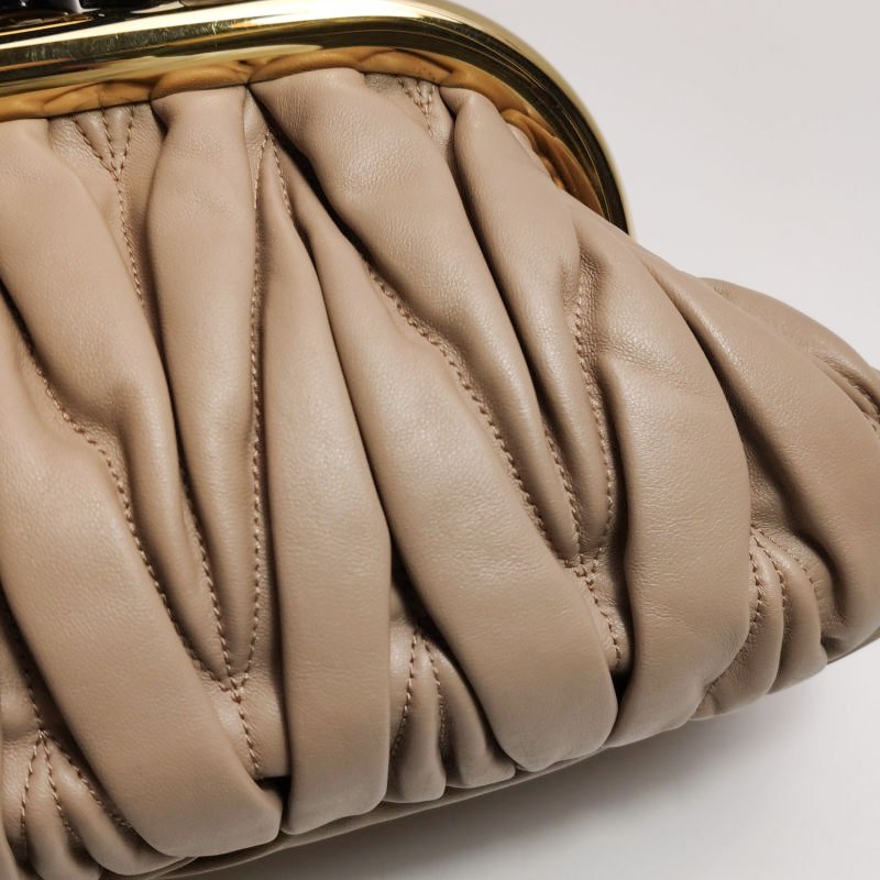 Miu Miu Belle羊皮純色褶皺字母logo斜挎包單肩包-13