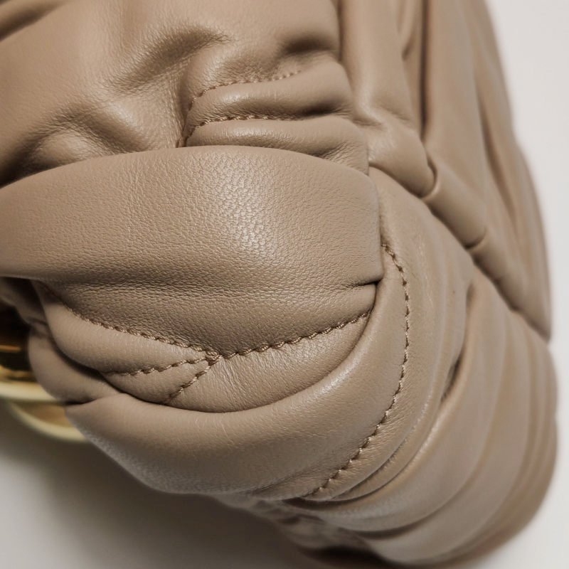 Miu Miu Belle羊皮純色褶皺字母logo斜挎包單肩包-14