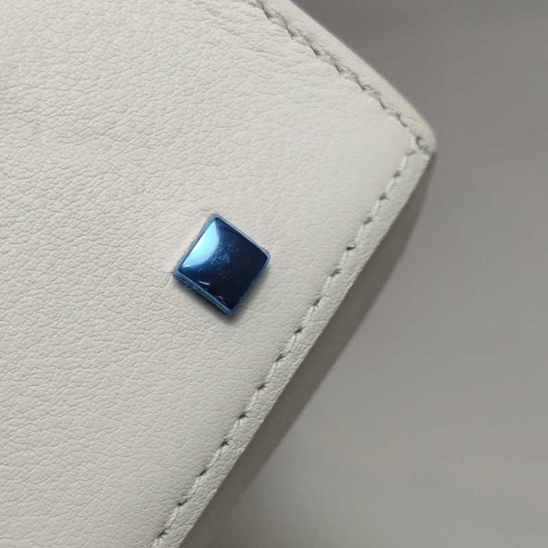 Delvaux Tempete小號牛皮純色浮雕圖騰T形翻蓋手提包單肩包-11