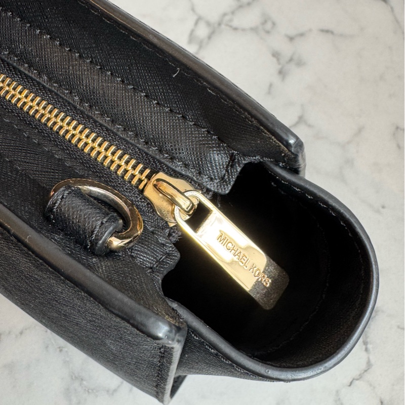 MK黑色防刮皮革蝙蝠斜背包🫶雙背帶🫶-11