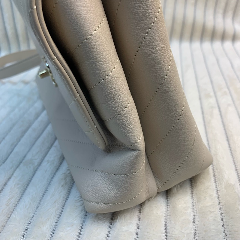 Chanel Coco handle🧋經典手袋配奶茶色-11