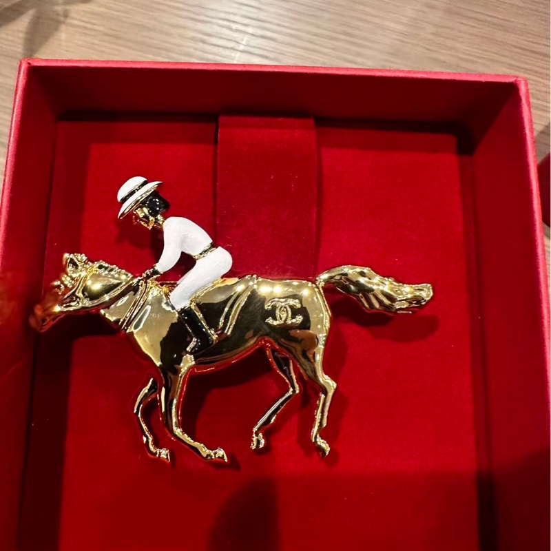 Chanel香奈兒26年限定VIC馬兒胸針-1