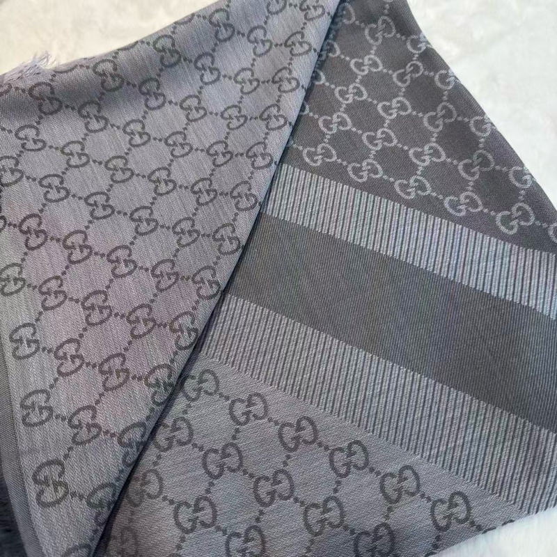 Gucci老花頸巾 附正單收據-1