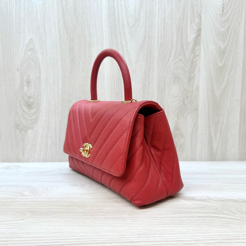 Chanel紅色荔枝皮金釦山形紋COCO Handle小號-2