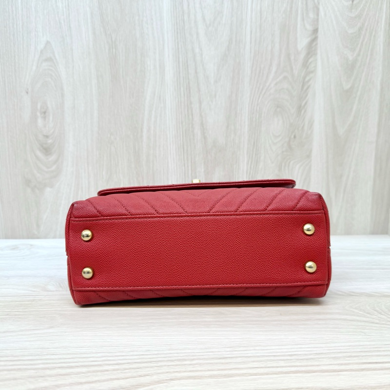Chanel紅色荔枝皮金釦山形紋COCO Handle小號-4