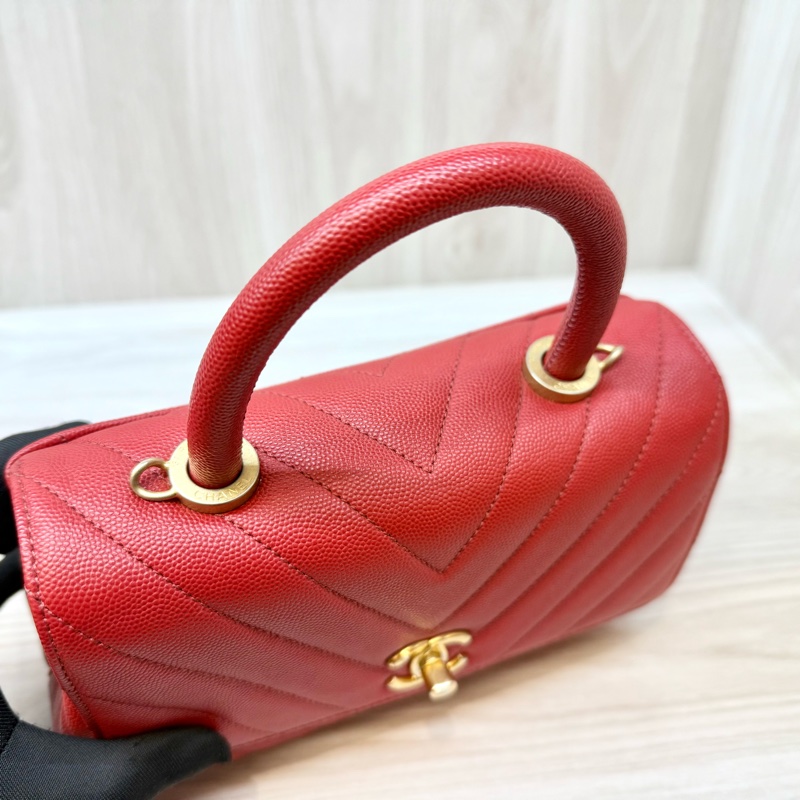 Chanel紅色荔枝皮金釦山形紋COCO Handle小號-5