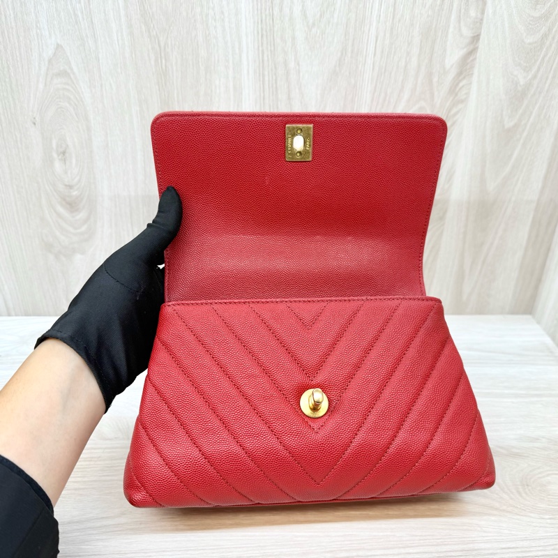 Chanel紅色荔枝皮金釦山形紋COCO Handle小號-6