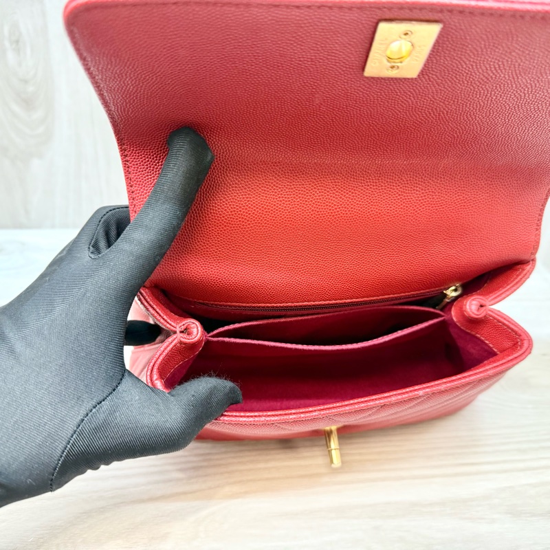 Chanel紅色荔枝皮金釦山形紋COCO Handle小號-7