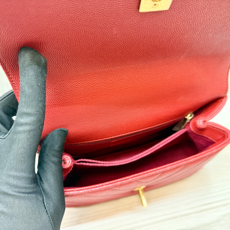 Chanel紅色荔枝皮金釦山形紋COCO Handle小號-8