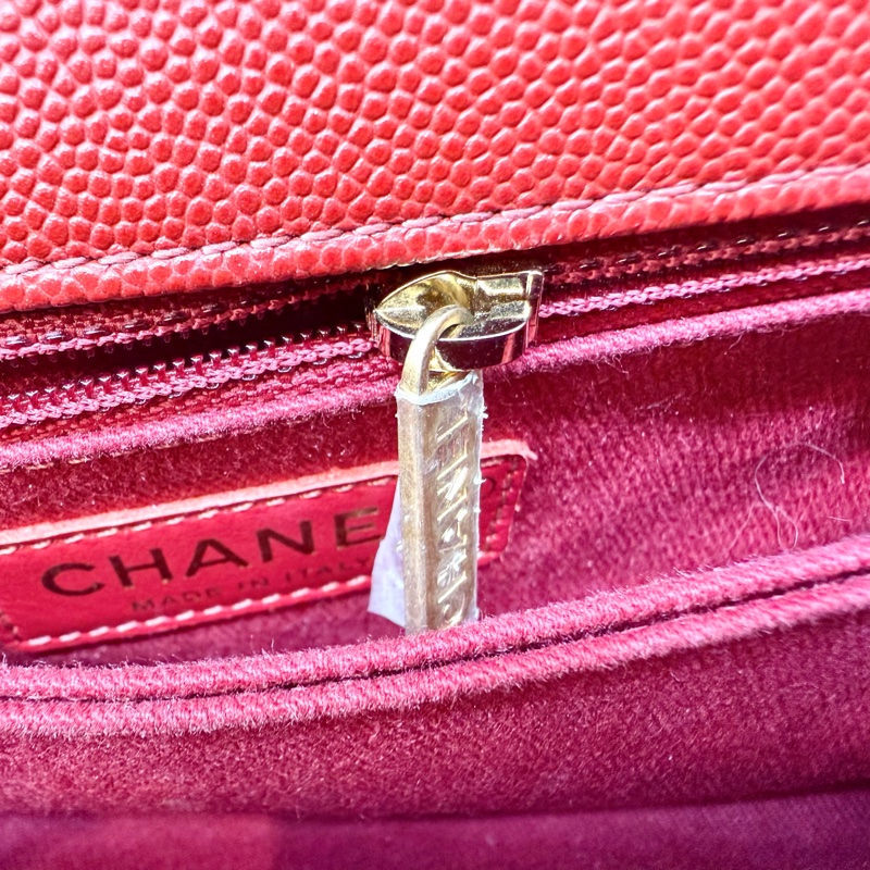 Chanel紅色荔枝皮金釦山形紋COCO Handle小號-9
