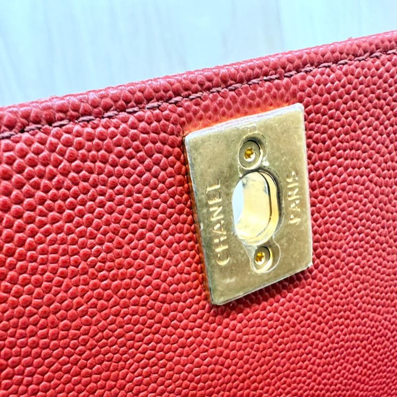 Chanel紅色荔枝皮金釦山形紋COCO Handle小號-10