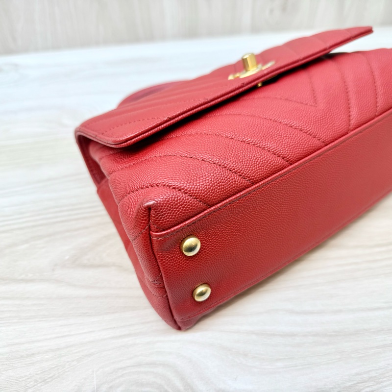 Chanel紅色荔枝皮金釦山形紋COCO Handle小號-14