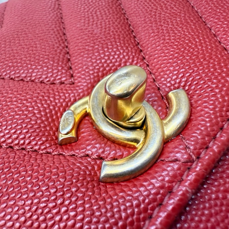 Chanel紅色荔枝皮金釦山形紋COCO Handle小號-15