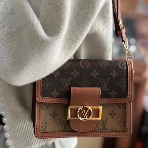 LV雙色原花拼咖啡色皮革金釦mini達芙妮M44580