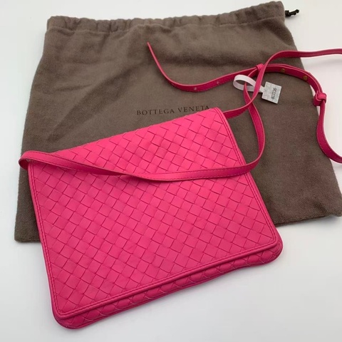Bottega Veneta葆蝶家信封包 桃紅色牛皮 Bv經典編織物斜挎包【過年紅噹噹精選❤️‍🔥】