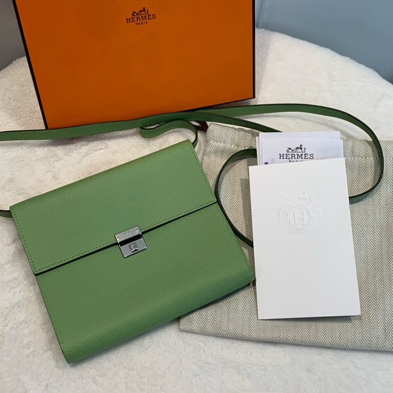 HERMES愛馬仕 Clic16  超溫柔牛油果綠色配銀扣🥑-0