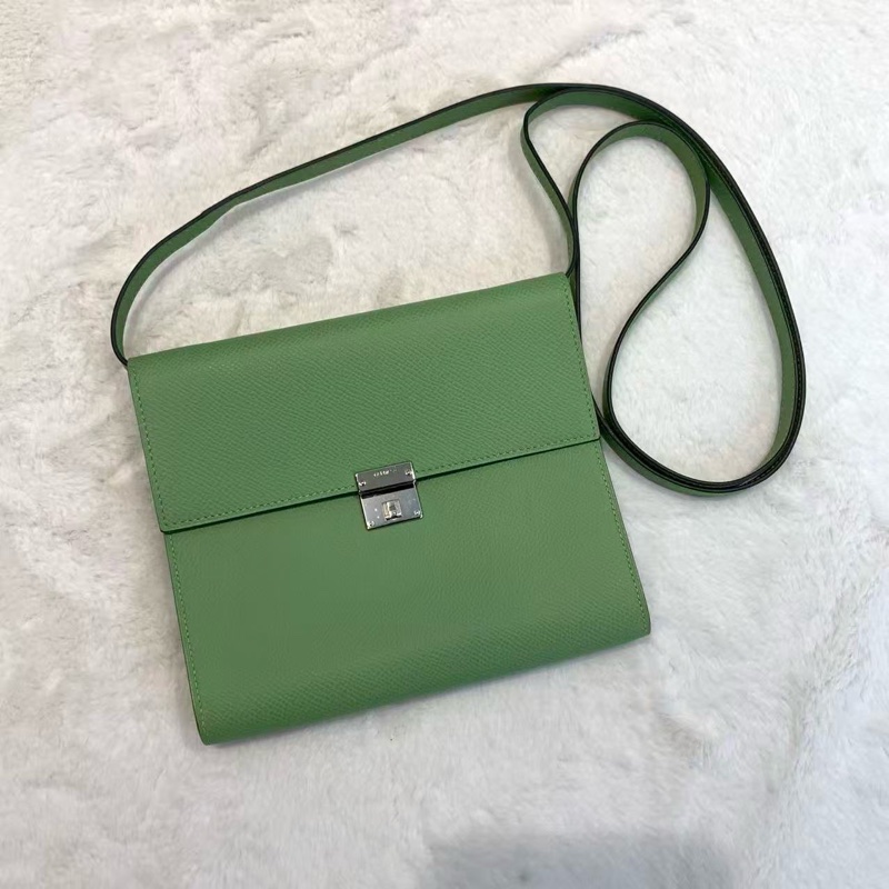 HERMES愛馬仕 Clic16  超溫柔牛油果綠色配銀扣🥑-1