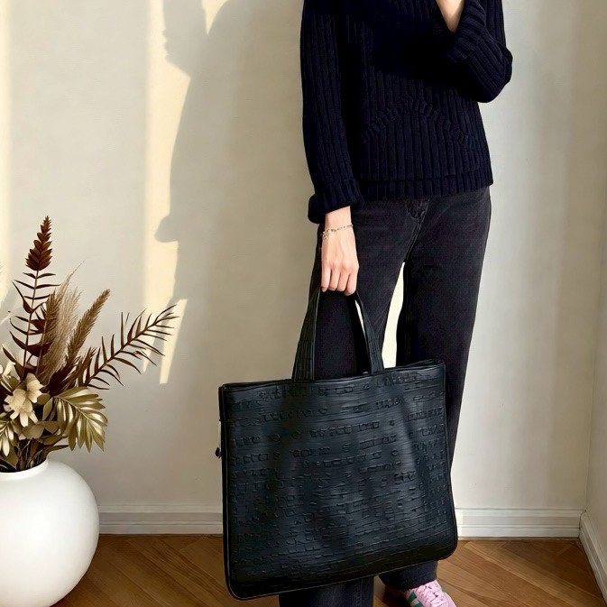 Chanel黑牛皮字母壓印銀拉鍊托特肩背包-1