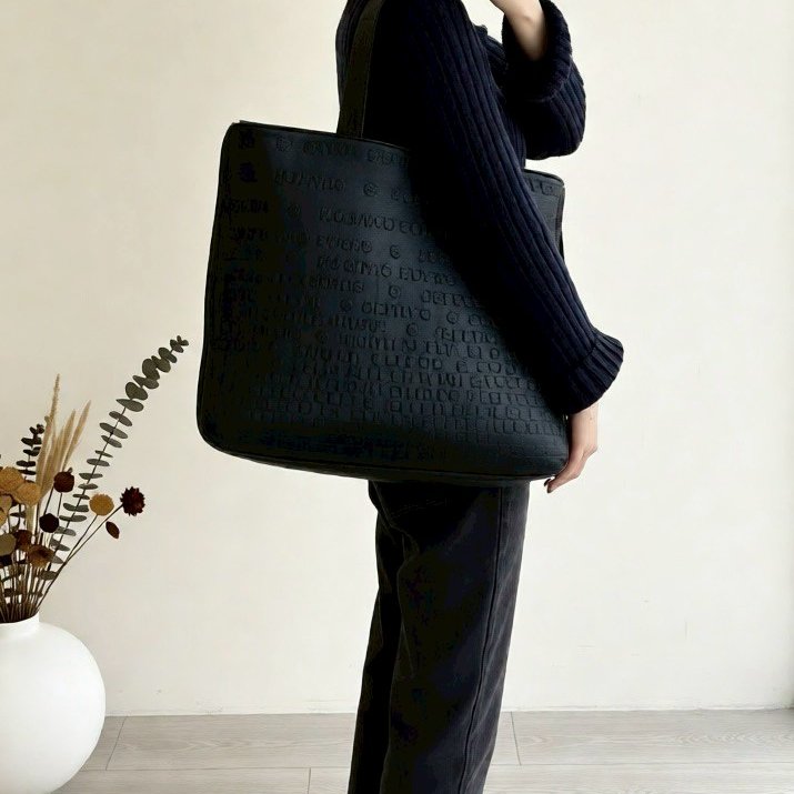 Chanel黑牛皮字母壓印銀拉鍊托特肩背包-2