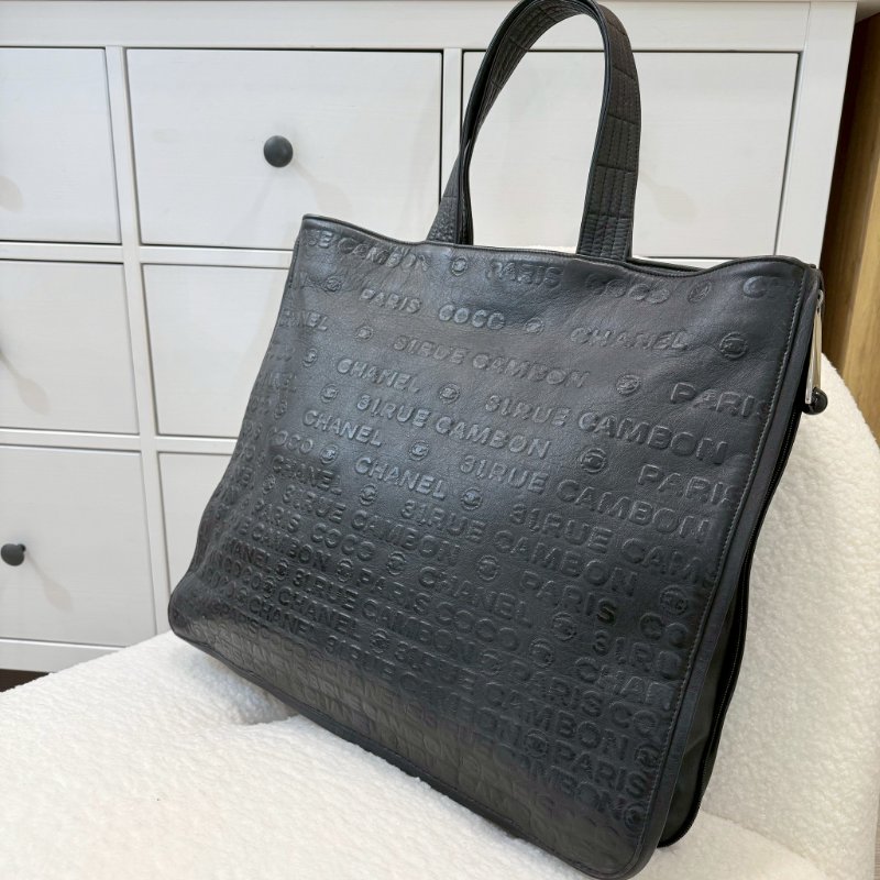 Chanel黑牛皮字母壓印銀拉鍊托特肩背包-5