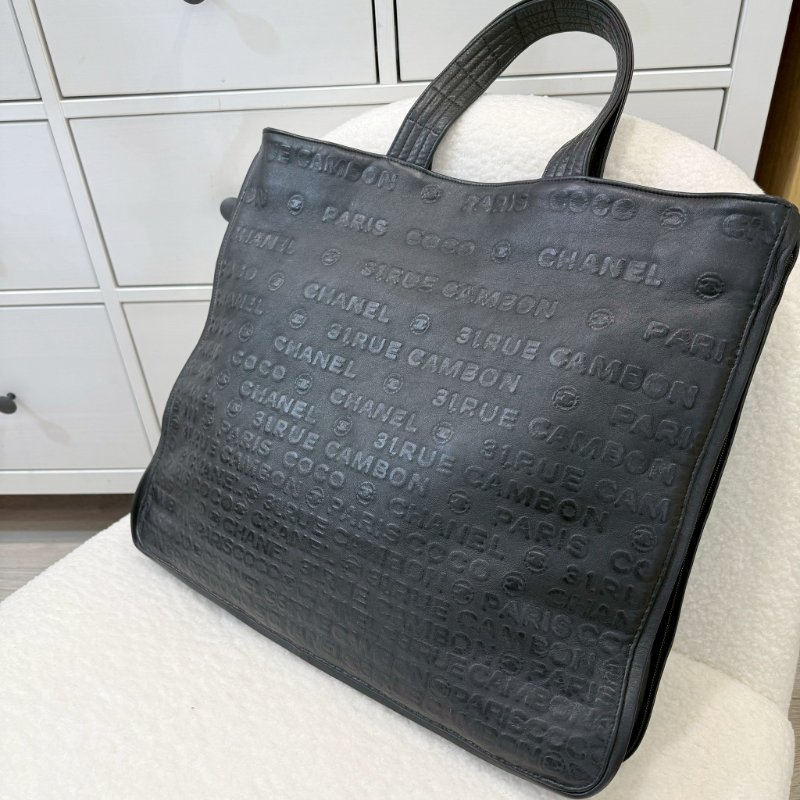 Chanel黑牛皮字母壓印銀拉鍊托特肩背包-6