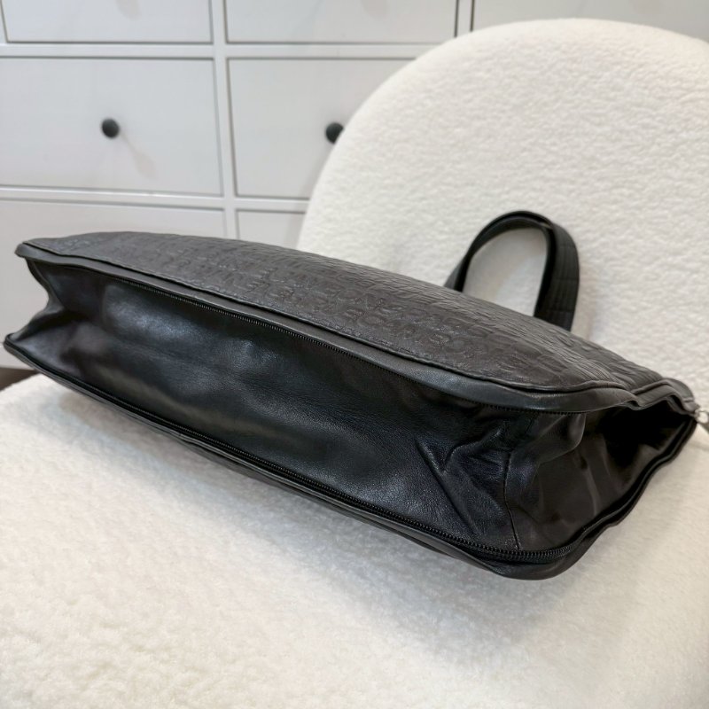 Chanel黑牛皮字母壓印銀拉鍊托特肩背包-7