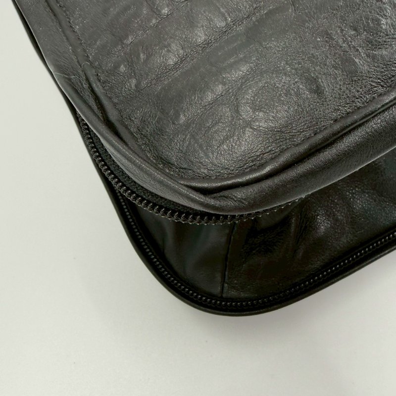 Chanel黑牛皮字母壓印銀拉鍊托特肩背包-8