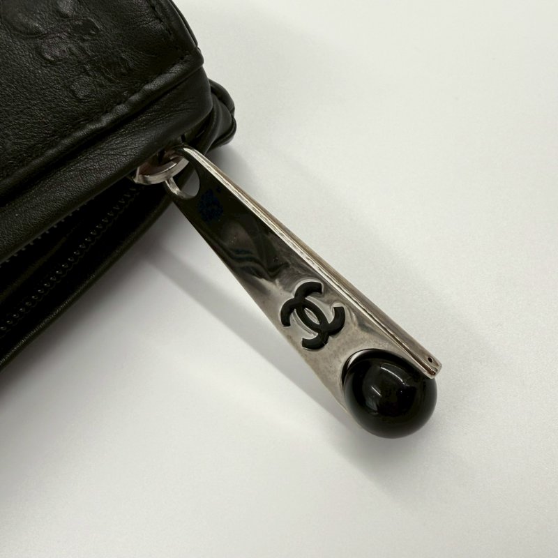 Chanel黑牛皮字母壓印銀拉鍊托特肩背包-13