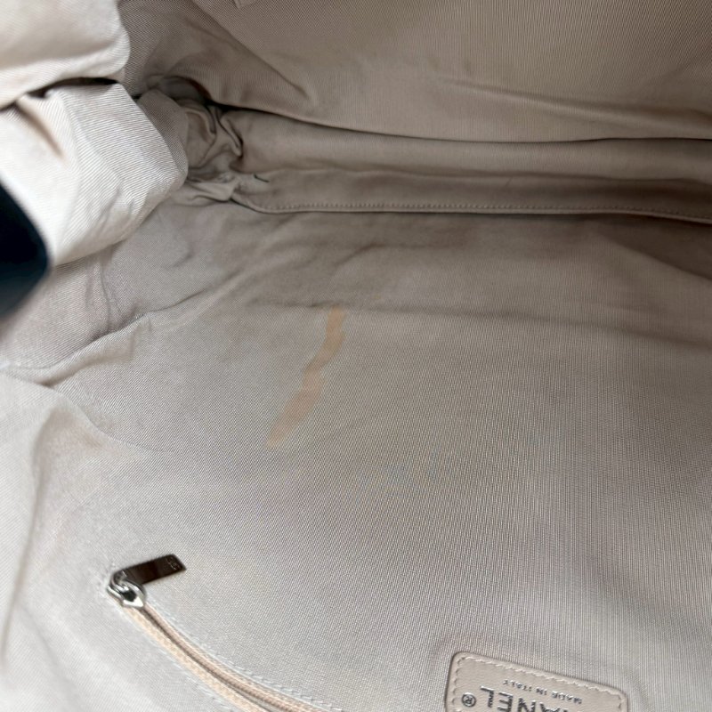 Chanel黑牛皮字母壓印銀拉鍊托特肩背包-19