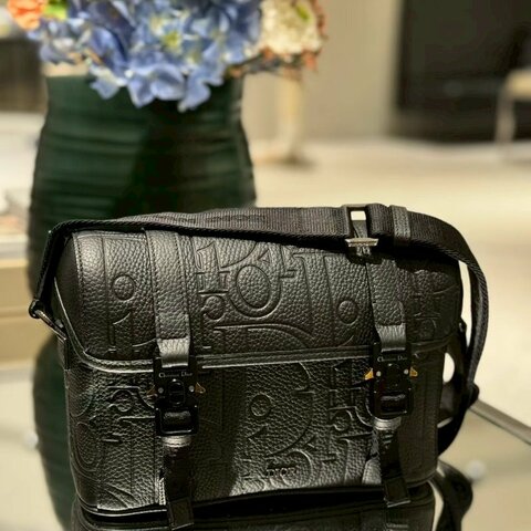 DIOR黑色牛皮壓紋Hit the Road下蓋釦式郵差包