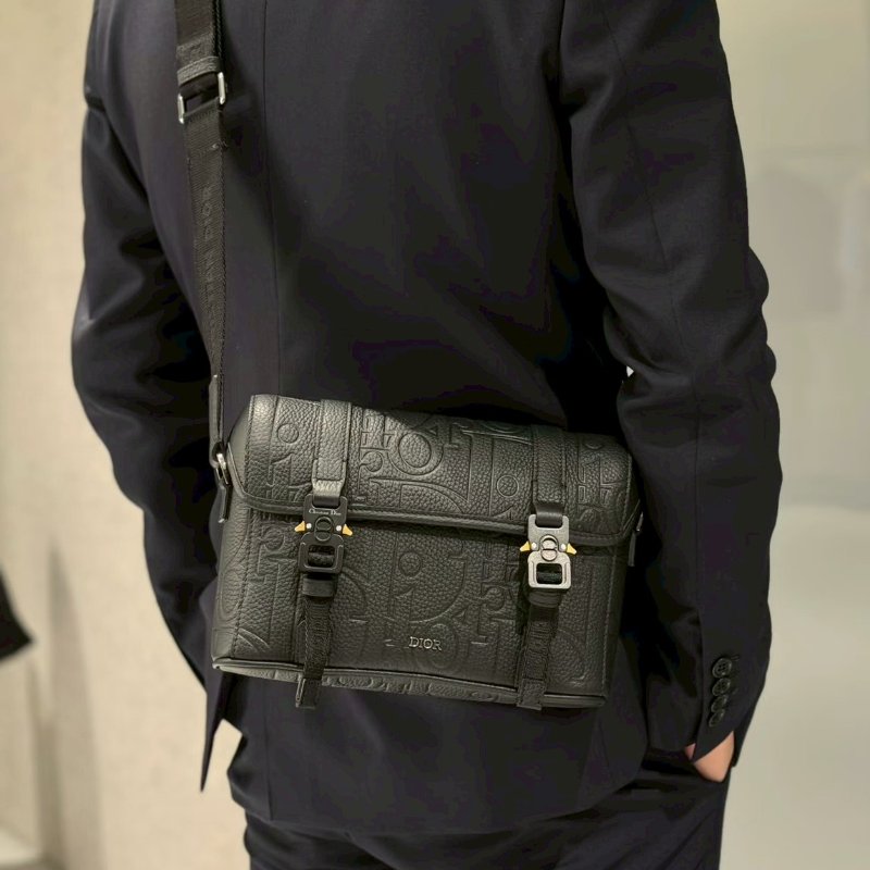 DIOR黑色牛皮壓紋Hit the Road下蓋釦式郵差包-1