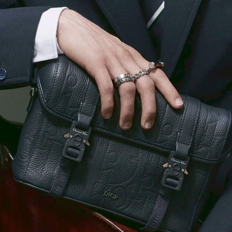 DIOR黑色牛皮壓紋Hit the Road下蓋釦式郵差包-2