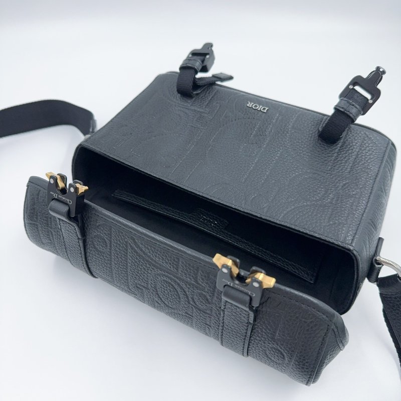 DIOR黑色牛皮壓紋Hit the Road下蓋釦式郵差包-11