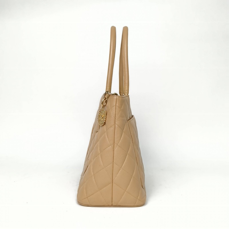 CHANEL 中古米金牛希爾頓金幣包奶茶色荔枝牛皮7開肩背包金扣-1