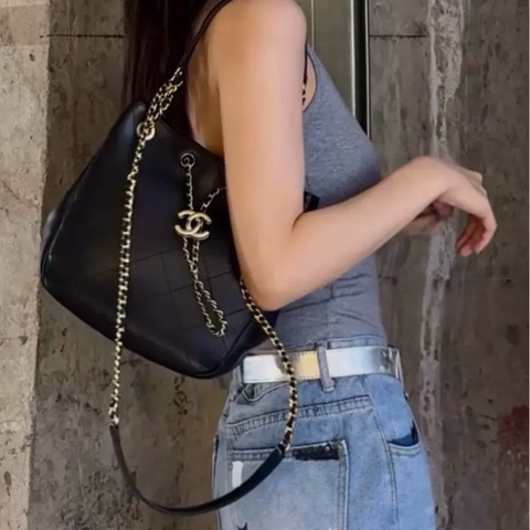 ✨Chanel 黑色牛皮hobo 嬉皮水桶包 99新 有保卡🖤