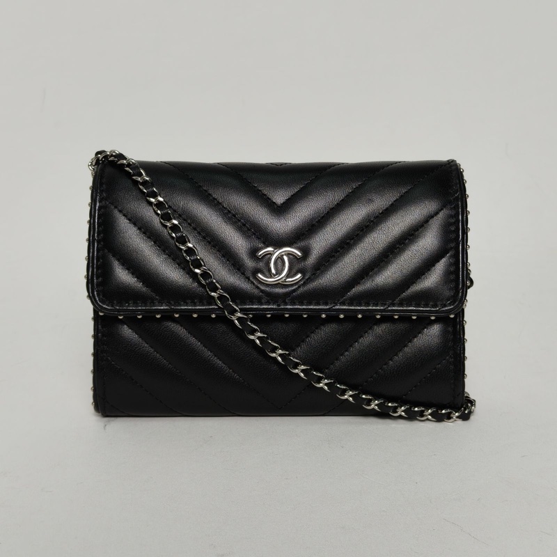 CHANEL 黑色羊皮26開銀扣CFWOC季節款鉚釘mini肩背包-0