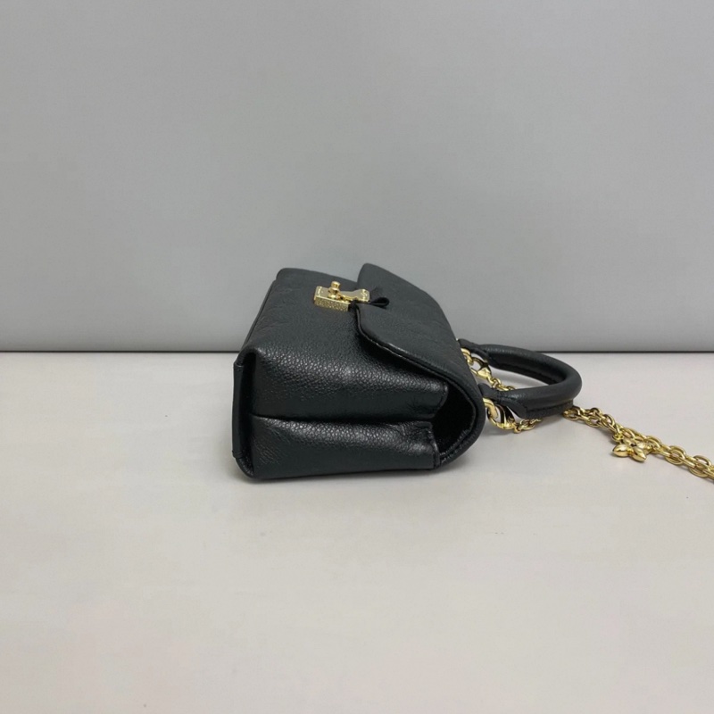 LV路易威登 黑色全皮壓紋瑪德琳nano郵差包 芯片-3