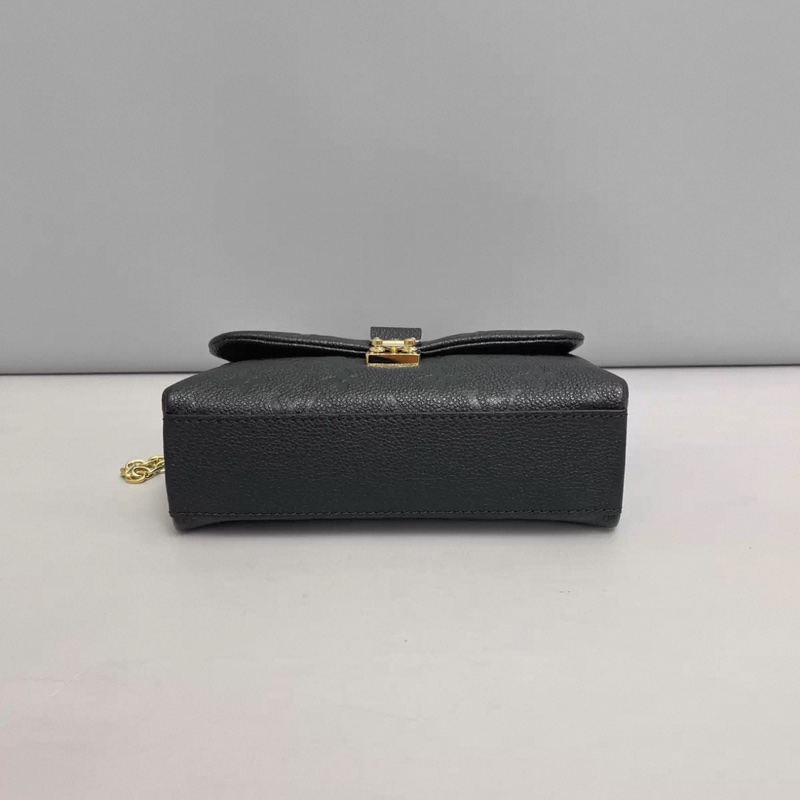 LV路易威登 黑色全皮壓紋瑪德琳nano郵差包 芯片-4