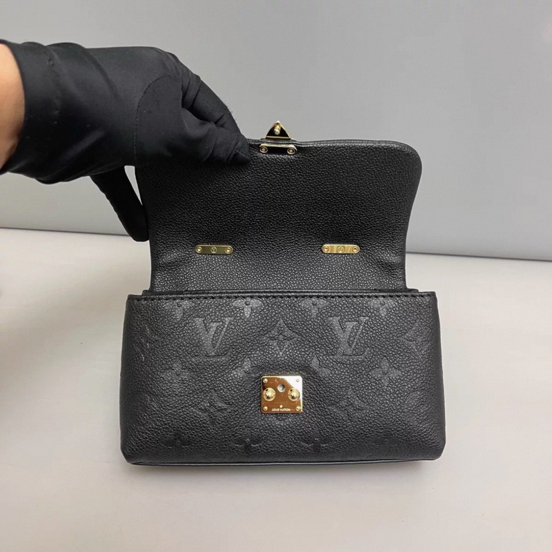 LV路易威登 黑色全皮壓紋瑪德琳nano郵差包 芯片-6