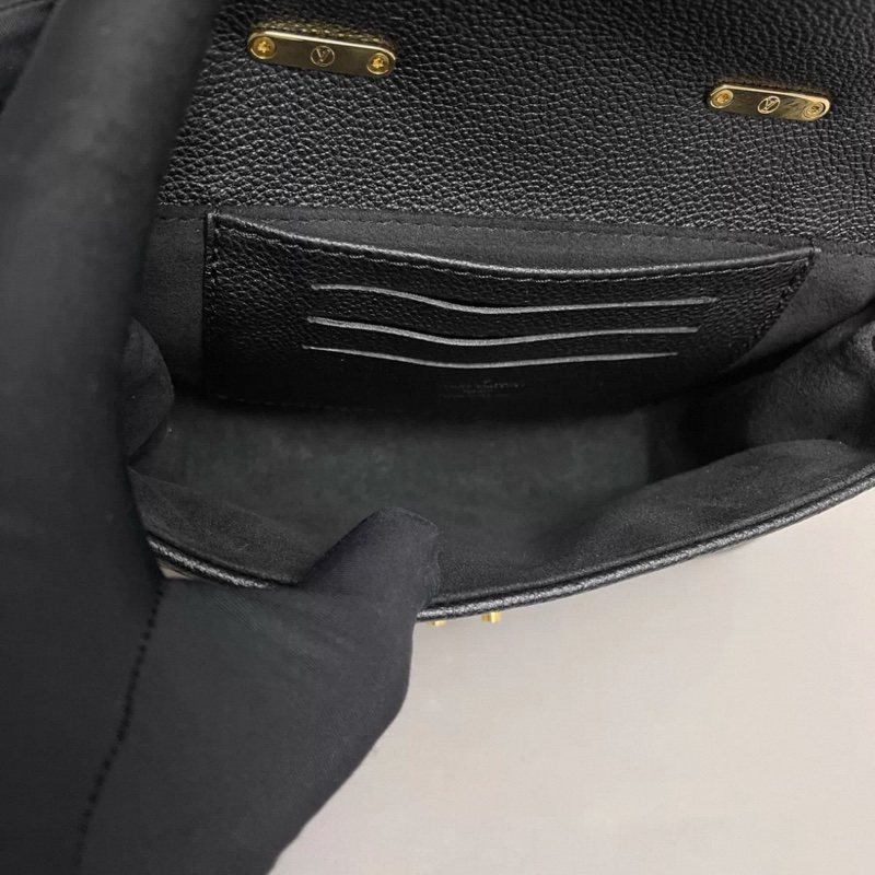 LV路易威登 黑色全皮壓紋瑪德琳nano郵差包 芯片-7