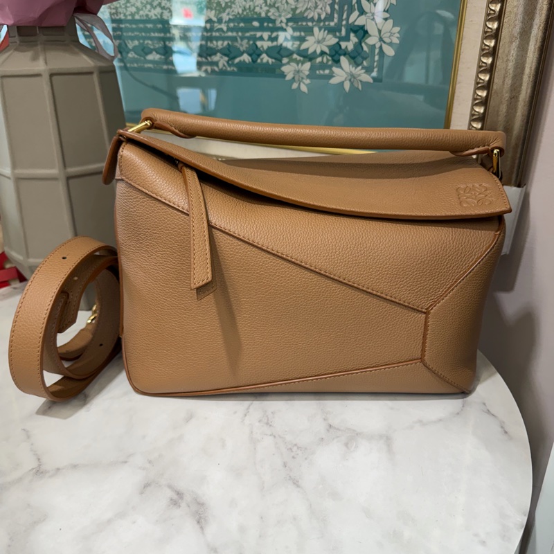 Loewe 焦糖色粒面牛皮金釦中號Puzzle Edge手提肩斜背包A510P49-0