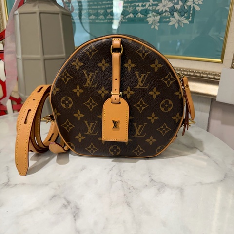 LV 原花Boite Chapeau Souple MM金釦肩斜背圓餅包M52294