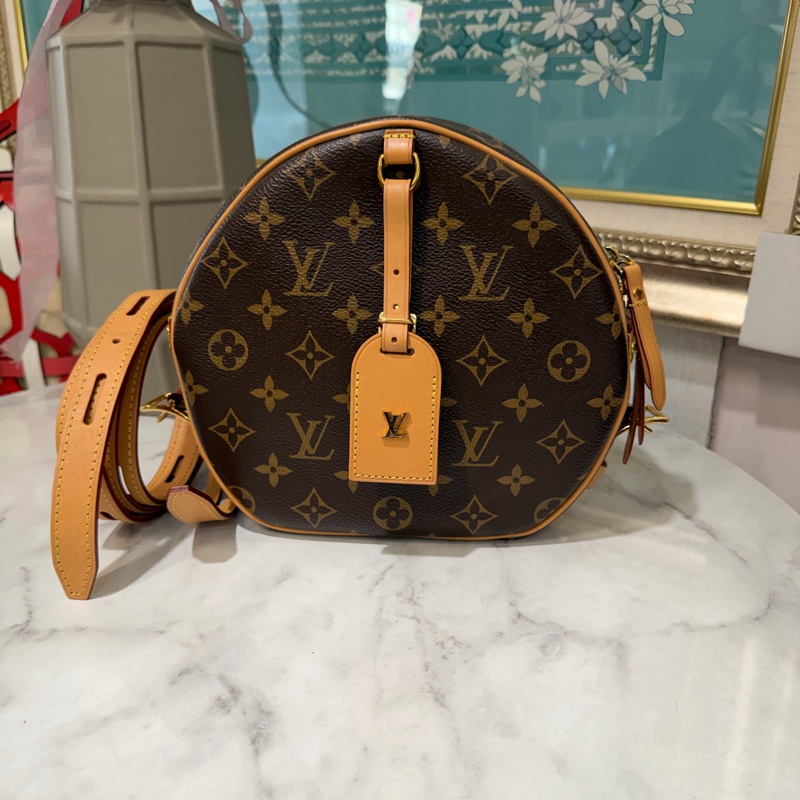LV 原花Boite Chapeau Souple MM金釦肩斜背圓餅包M52294-0