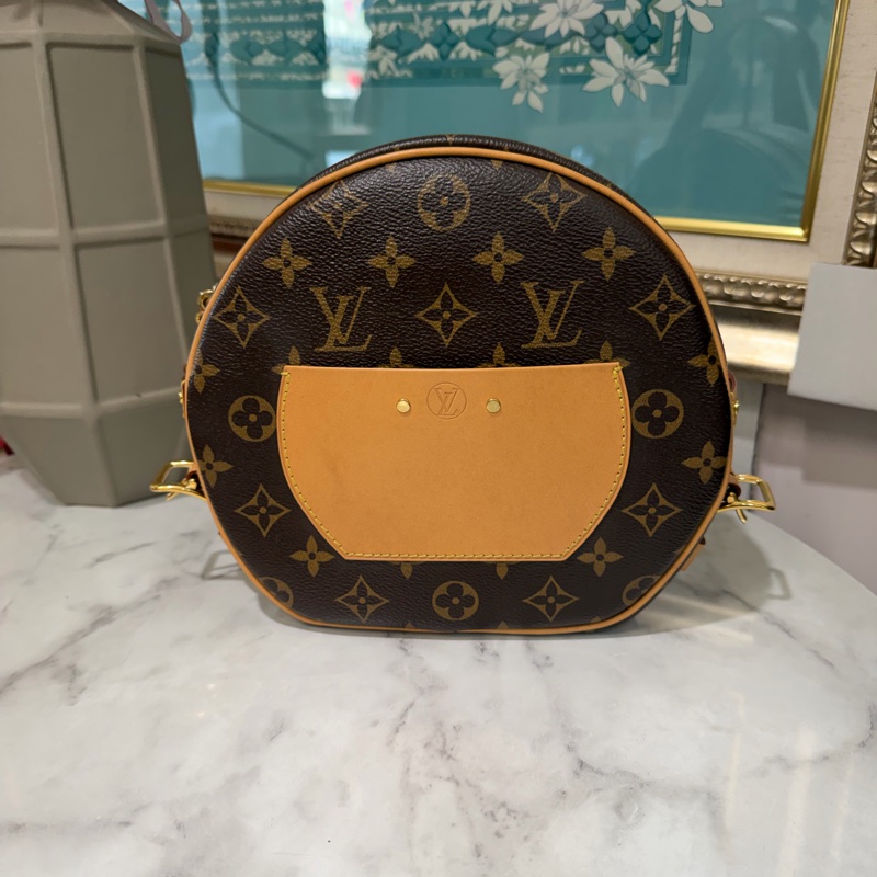 LV 原花Boite Chapeau Souple MM金釦肩斜背圓餅包M52294-1