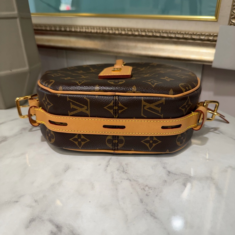 LV 原花Boite Chapeau Souple MM金釦肩斜背圓餅包M52294-2