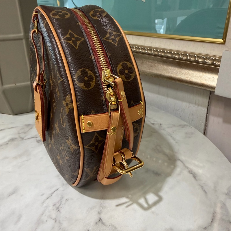 LV 原花Boite Chapeau Souple MM金釦肩斜背圓餅包M52294-3