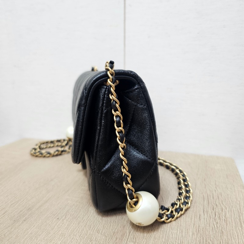 [平台最甜❣️新年甜價出回饋🧧] Chanel 黑羊皮霧金釦CF20珍珠下蓋肩斜背包-1