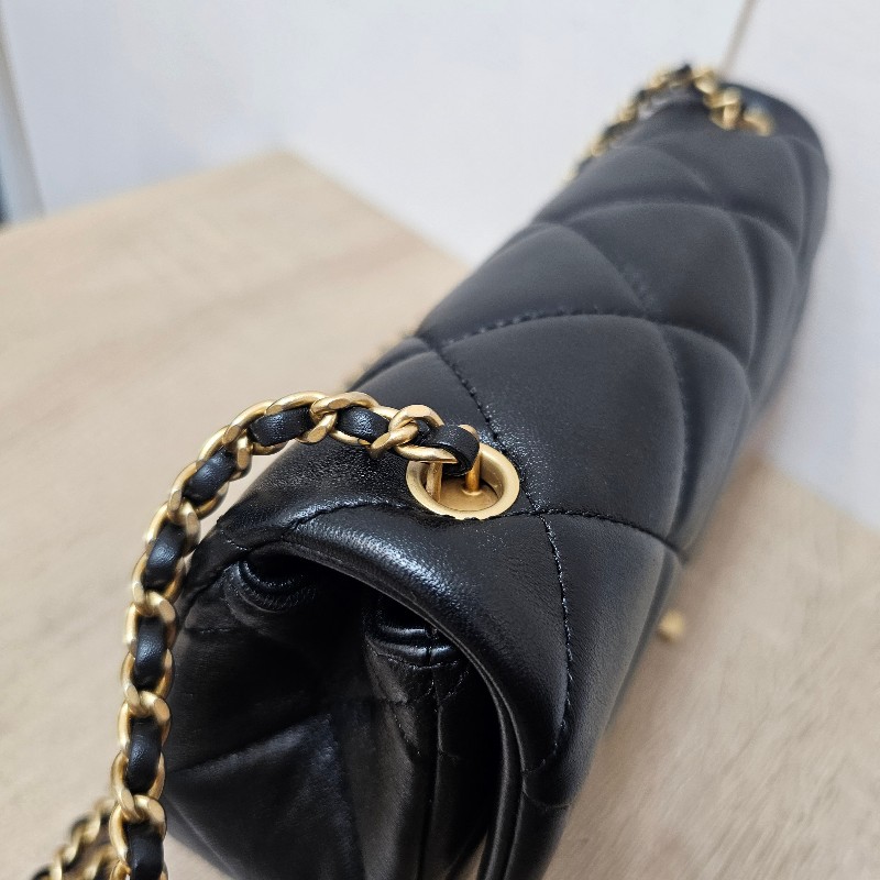 [平台最甜❣️新年甜價出回饋🧧] Chanel 黑羊皮霧金釦CF20珍珠下蓋肩斜背包-9