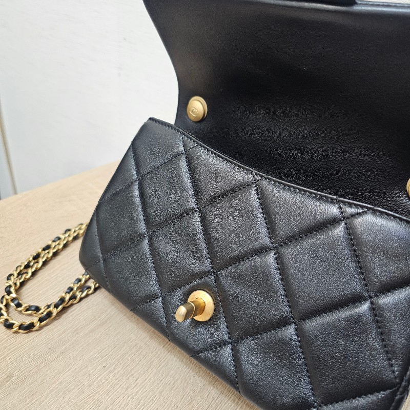 [平台最甜❣️新年甜價出回饋🧧] Chanel 黑羊皮霧金釦CF20珍珠下蓋肩斜背包-12