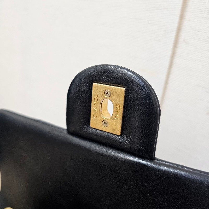 [平台最甜❣️新年甜價出回饋🧧] Chanel 黑羊皮霧金釦CF20珍珠下蓋肩斜背包-14
